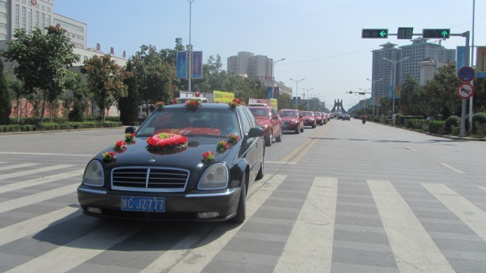 马融家宴礼宾车队为两位新人的婚礼免费提供服务